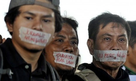 Sejumlah wartawan yang tergabung dalam Koalisi Wartawan Makassar berunjuk rasa di bawah Jembatan Layang Makassar, Sulawesi Selatan, Kamis (3/12).