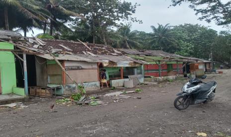 Sejumlah warung di Pantai Sindangkerta, Kecamatan Cipatujah, Kabupaten Tasikmalaya, rusak akibat angin kencang pada Kamis (22/12/2022). Dok. Petugas Pantai Sindangkerta.