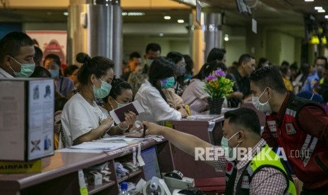 Sejumlah wisatawan asing asal China antre di konter lapor diri (check-in) Terminal Keberangkatan Bandara Hang Nadim, Batam, Kepulauan Riau, Selasa (28/1/2020). Virus corona menyebabkan sejumlah daerah wisata di Indonesia terimbas dengan minimnya turis China.