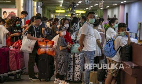 Menkes: Tidak Semua Wisatawan dari China Bawa Corona. Sejumlah wisatawan asing asal China antre di konter lapor diri (check-in) Terminal Keberangkatan Bandara Hang Nadim, Batam, Kepulauan Riau, Selasa (28/1/2020).