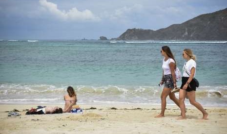 Sejumlah wisatawan asing berjemur di pinggir pantai Kawasan Ekonomi Khusus Mandalika di Desa Kuta, Kecamatan Pujut, Praya, Lombok Tengah, NTB, Kamis (16/8).