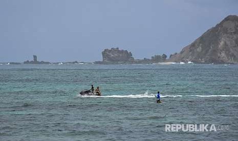 Sejumlah wisatawan asing bermain olahraga air di pantai Kawasan Ekonomi Khusus Mandalika di Desa Kuta, Kecamatan Pujut, Praya, Lombok Tengah, NTB.