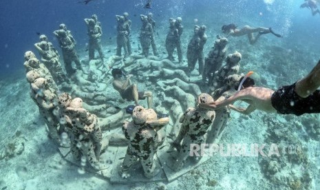 Sejumlah wisatawan asing bermain snorkeling di perairan Gili Meno, Desa Gili Indah, Tanjung, Lombok Utara, NTB, Ahad (14/7/2019). 