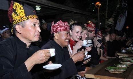 (Ilustrasi) Sejumlah wisatawan asing menikmati kopi gratis saat menghadiri Festival Ngopi Sepuluhewu (Sepuluh ribu Kopi) di Kemiren, Banyuwangi, Jawa Timur, Sabtu (5/11). 