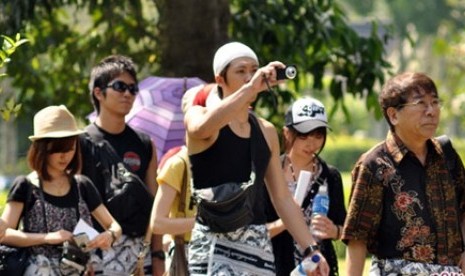 Sejumlah wisatawan asing saat berkunjung ke kawasan Taman Wisata Candi Borobudur (TWCB) Magelang, Jawa Tengah.