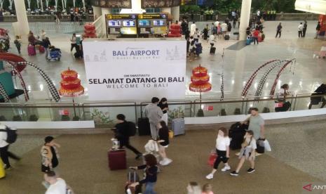 Sejumlah wisatawan asing tiba di terminal kedatangan internasional Bandara I Gusti Ngurah Rai, Kabupaten Badung, Bali, Rabu (14/2/2024).