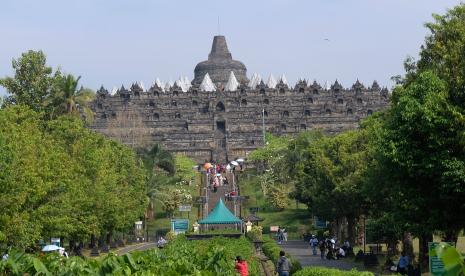 Sejumlah wisatawan berada di kawasan Taman Wisata Candi (TWC) Borobudur, Magelang, Jateng, Selasa (18/5/2021). Setelah ditutup dari tanggal 8-17 Mei 2021 guna pengendalian Penyebaran COVID-19 TWC Borobudur kembali dibuka untuk kunjungan wisata pada Selasa (18/5/2021).