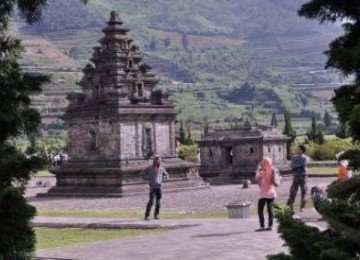 Sejumlah wisatawan berada di komplek candi Arjuna kawasan dataran tinggi Dieng, Desa Dieng Kulon, Batur, Banjarnegara, Jateng, Sabtu (28/5).