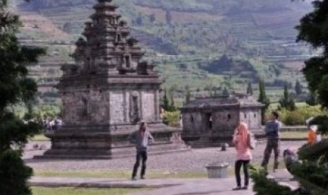 Sejumlah wisatawan berada di komplek candi Arjuna kawasan dataran tinggi Dieng, Desa Dieng Kulon, Batur, Banjarnegara, Jateng, Sabtu (28/5).