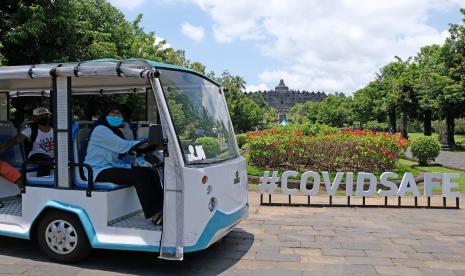 Sejumlah wisatawan berada di kompleks Taman Wisata Candi (TWC) Borobudur, Magelang, Jateng.