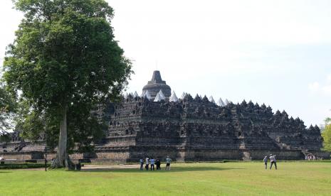 Sejumlah wisatawan berada di lapangan Kenari kompleks Taman Wisata Candi (TWC) Borobudur, Magelang, Jateng, Ahad (18/4/2021). Menghadapi libur Lebaran 2021, pihak TWC Borobudur telah melayangkan surat permohonan penambahan kuota pengunjung kepada gugus tugas penanganan COVID-19 dari 4.000 orang menjadi 10.000 orang.