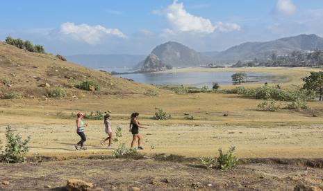 Sejumlah wisatawan berada di pantai Seger di Kawasan Ekonomi Khusus Mandalika di Kuta, Kecamatan Pujut, Praya, Lombok Tengah, NTB, Rabu (12/8/2020). Dalam rangka pemulihan ekonomi nasional pada Kuartal III 2020 pemerintah akan menggelontorkan paket stimulus untuk pariwisata dalam bentuk diskon tiket pesawat ke destinasi wisata serta insentif pajak hotel atau restoran dengan alokasi anggaran hingga Rp25 triliun.