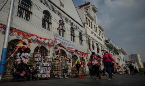 Sejumlah wisatawan beraktivitas di kawasan Kali Besar Kota Tua di Jakarta.