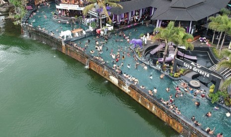 Sejumlah wisatawan berendam di kolam air panas Toya Devasya di kawasan Danau Batur, Kintamani, Bangli, Bali, Sabtu (29/12/2018).