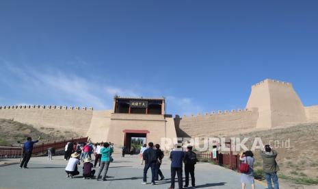 Sejumlah wisatawan berjalan di bagian luar Tembok Besar China di Kota Jiayuguan, Provinsi Gansu, China (ilustrasi).  