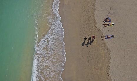 Sejumlah wisatawan berjemur di pinggiran pantai Sengigi di Kecamatan Batulayar, Lombok Barat, NTB, Kamis (11/5).