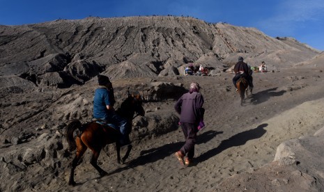 Sejumlah wisatawan berkuda menuju puncak Gunung Bromo, Probolinggo, Jawa Timur, Sabtu (21/7).