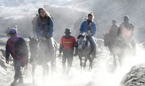 Sejumlah wisatawan berkuda menuju puncak Gunung Bromo, Probolinggo, Jawa Timur, Sabtu (21/7).