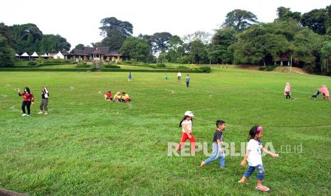 Sejumlah wisatawan berkunjung di kawasan wisata Kebun Raya Bogor, Jawa Barat, Sabtu (1/8/2020). Kebun Raya Bogor mulai ramai dikunjungi wisatawan saat libur panjang akhir pekan yang bertepatan dengan libur Hari Raya Idul Adha 1441 H di tengah pandemi COVID-19