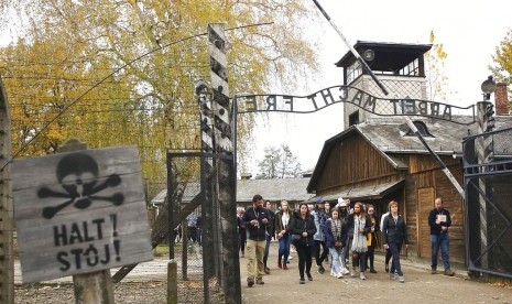 Sejumlah wisatawan berkunjung ke kamp konsentrasi Auschwitz-Birkenau di Oswiecim, Polandia, pekan lalu.