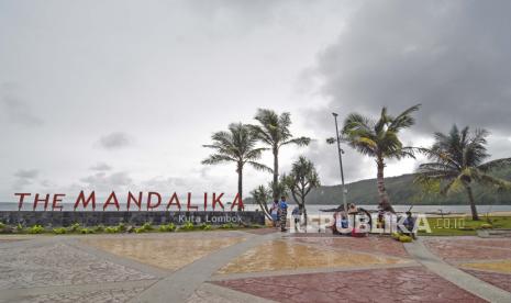 Sejumlah wisatawan berkunjung ke Pantai Kuta, Kawasan Ekonomi Khusus (KEK) Mandalika di Kecamatan Pujut, Praya, Lombok Tengah, NTB, Jumat (8/1/2021). 