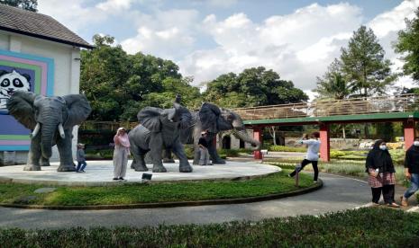 Sejumlah wisatawan berkunjung ke Taman Wisata Karangresik, Kota Tasikmalaya, Ahad (19/9). Taman Wisata Karangresik sudah dibuka sejak awal pekan lalu, tapi kunjungan wisatawan masih dibatasi. 