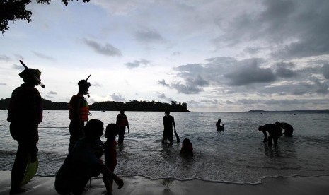 Sejumlah wisatawan bersiap melakukan penyelaman (diving) di perairan wisata bahari pantai Iboih, Sabang, Provinsi Aceh, Jumat (23/12).  (Foto : Antara/Rahmad)