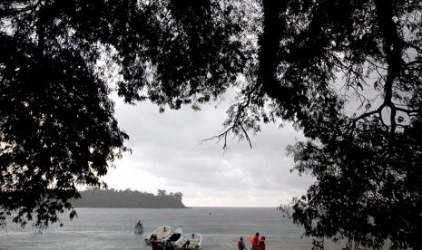 Sejumlah wisatawan bersiap melakukan penyelaman (diving) di perairan wisata bahari pantai Iboih, Sabang, Provinsi Aceh, Jumat (23/12). (Foto : Antara/Rahmad)