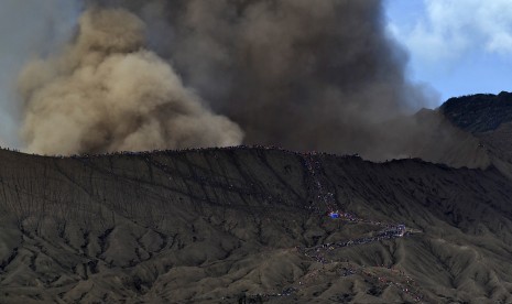 Sejumlah wisatawan dan masyarakat suku Tengger menuju kawah Gunung Bromo pada Upacara Yadnya Kasada, Probolinggo, Jawa Timur, Sabtu (21/7). 