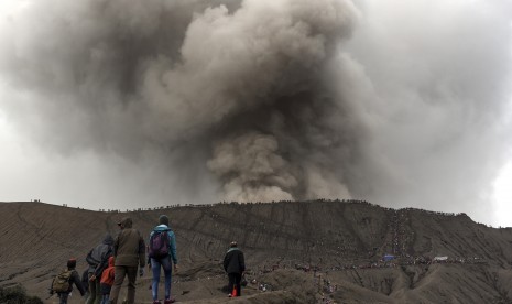 Sejumlah wisatawan dan masyarakat suku Tengger menuju kawah Gunung Bromo pada Upacara Yadnya Kasada, Probolinggo, Jawa Timur, Sabtu (21/7).