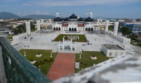 Sejumlah wisatawan dari berbagai daerah mengunjungi Masjid Raya Baiturrahman, Banda Aceh, Aceh, Sabtu (26/3/2022). Kapasitas Tempat Ibadah di PPKM Level 1 Bisa 100 Persen