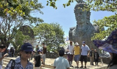 Sejumlah wisatawan domestik berfoto di kawasan wisata Garuda Wisnu Kencana (GWK), Jimbaran.