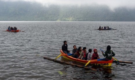 Sejumlah wisatawan domestik menaiki perahu saat mereka berwisata di Danau Beratan, Bedugul, Tabanan, Bali.