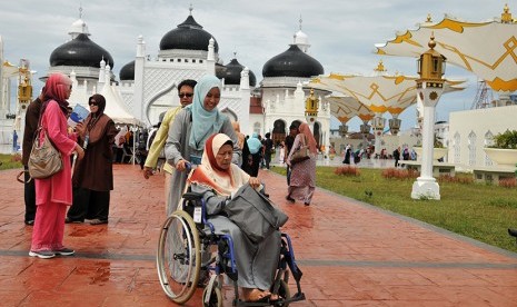 Sejumlah wisatawan kapal pesiar MV Costa Victoria mengunjungi Masjid Raya Baiturrahman di Banda Aceh, Senin (27/11). 