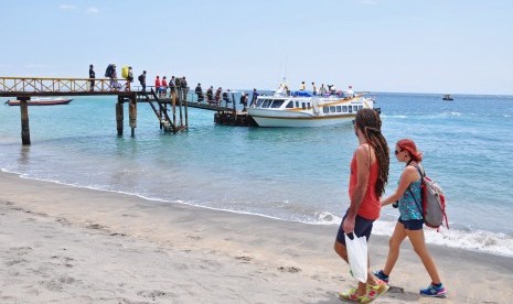 Sejumlah wisatawan lokal dan mancanegara menaiki kapal cepat menuju Gili Trawangan di pelabuhan Senggigi, Kecamatan Batulayar, Gerung, Lombok Barat, NTB, Kamis (29/9). 