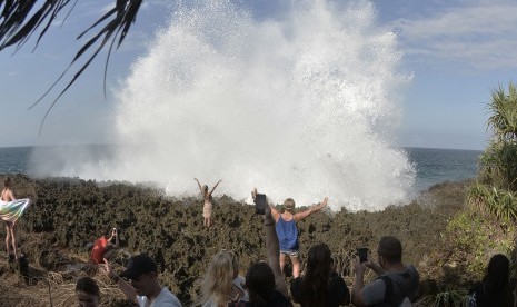 Sejumlah wisatawan mancanegara mengunjungi kawasan Pantai Waterblow yang ditutup di kawasan Nusa Dua, Badung, Bali, Jumat (20/7).