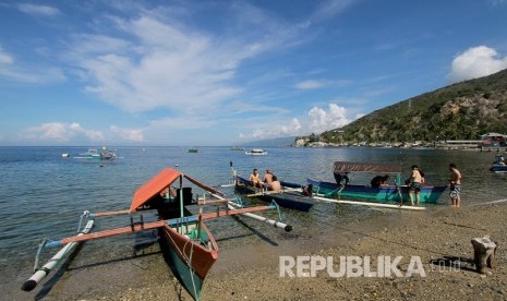 Sejumlah wisatawan mancanegara mengunjungi obyek wisata Hiu Paus di Botubarani, Kabupaten Bone Bolango, Gorontalo, Ahad (21/4/2019). 