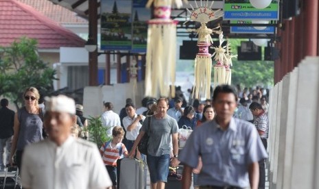 Sejumlah wisatawan mancanegara (Wisman) melintas di Bandara Internasional Ngurah Rai, Bali, Senin (1/4). 