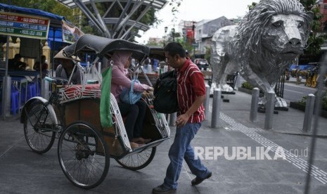 Sejumlah wisatawan melintas di kawasan Malioboro, DI Yogyakarta, Senin (5/11/2018). 