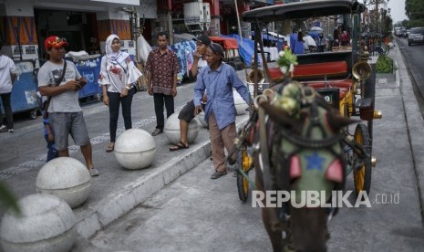 Sejumlah wisatawan melintas di kawasan Malioboro, DI Yogyakarta, Senin (5/11/2018). 