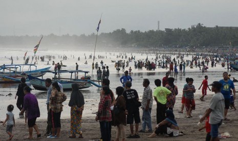   Sejumlah wisatawan memadati bibir pantai objek Wisata Pantai Pangandaran, Jawa Barat.