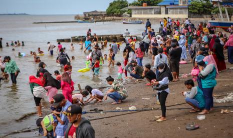 Sejumlah wisatawan memadati kawasan wisata pantai. Pascaliburan lebarqn, mereka akan kembali beraktivitas di ibu kota. (Ilustrasi)