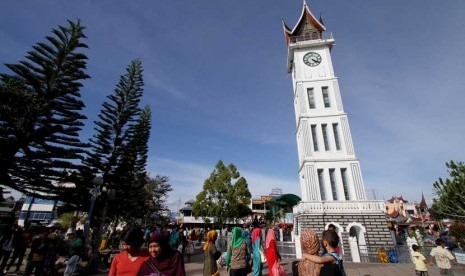 Sejumlah wisatawan memadati lokasi Jam Gadang di Bukit Tinggi, Sumatra Barat.