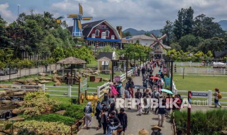 Sejumlah wisatawan memadati wisata alam Cimory Dairyland, Puncak, Kabupaten Bogor, Jawa Barat, Selasa (1/2/2022). Kawasan wisata padat dikunjungi wisatawan saat libur Tahun Baru Imlek. 