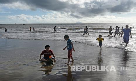 Sejumlah wisatawan memanfaatkan waktu usai Lebaran dengan rekreasi di Pantai Sambolo Anyer, Kabupaten Serang, Provinsi Banten.