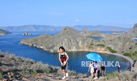 Sejumlah wisatawan mendaki puncak pulau Padar untuk menyaksikan keindahan alam, di kawasan Taman Nasional Komodo (TNK), di Manggarai Barat, NTT. Mulai 1 Agustus 2022, tarif tiket masuk TNK naik menjadi Rp 3,75 juta per orang.