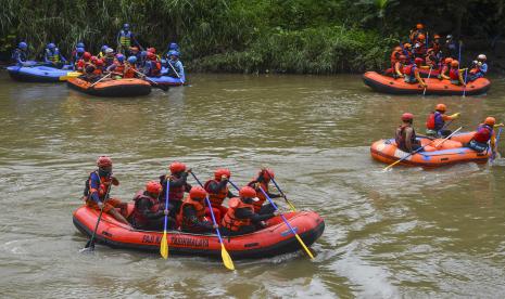 Sejumlah wisatawan menggunakan perahu karet bermain arung jeram di Sungai Citanduy, Desa Ciharalang, Kabupaten Ciamis, Jawa Barat, Sabtu (5/3/2022). Wisata petualangan andernalin arung jeram di Sungai Citanduy tersebut merupakan salah satu alternatif tujuan wisata di kabupaten setempat dengan menyuguhkan pemandangan alam yang asri.