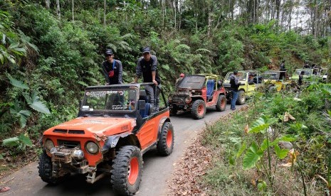 Sejumlah wisatawan mengikuti wisata petualangan menggunakan mobil jip di perbukitan Menoreh kawasan hutan wisata Nglinggo, Pagerharjo, Samigaluh, Kulon Progo, DI Yogyakarta, Sabtu (21/9/2019). 