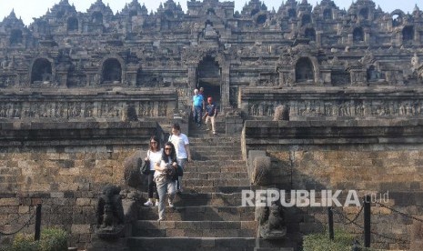 Sejumlah wisatawan mengunjungi Candi Borobudur di Magelang, Jawa Tengah, Jumat (30/8/2019). Pemerintah menetapkan empat prioritas destinasi wisata, salah satunya Borobudur di Magelang, untuk manggaet wisman demi meningkatkan devisa dari sektor pariwisata. 