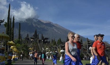 Sejumlah wisatawan mengunjungi kawasan Pura Besakih di Karangasem, Bali, Senin (2/7). 